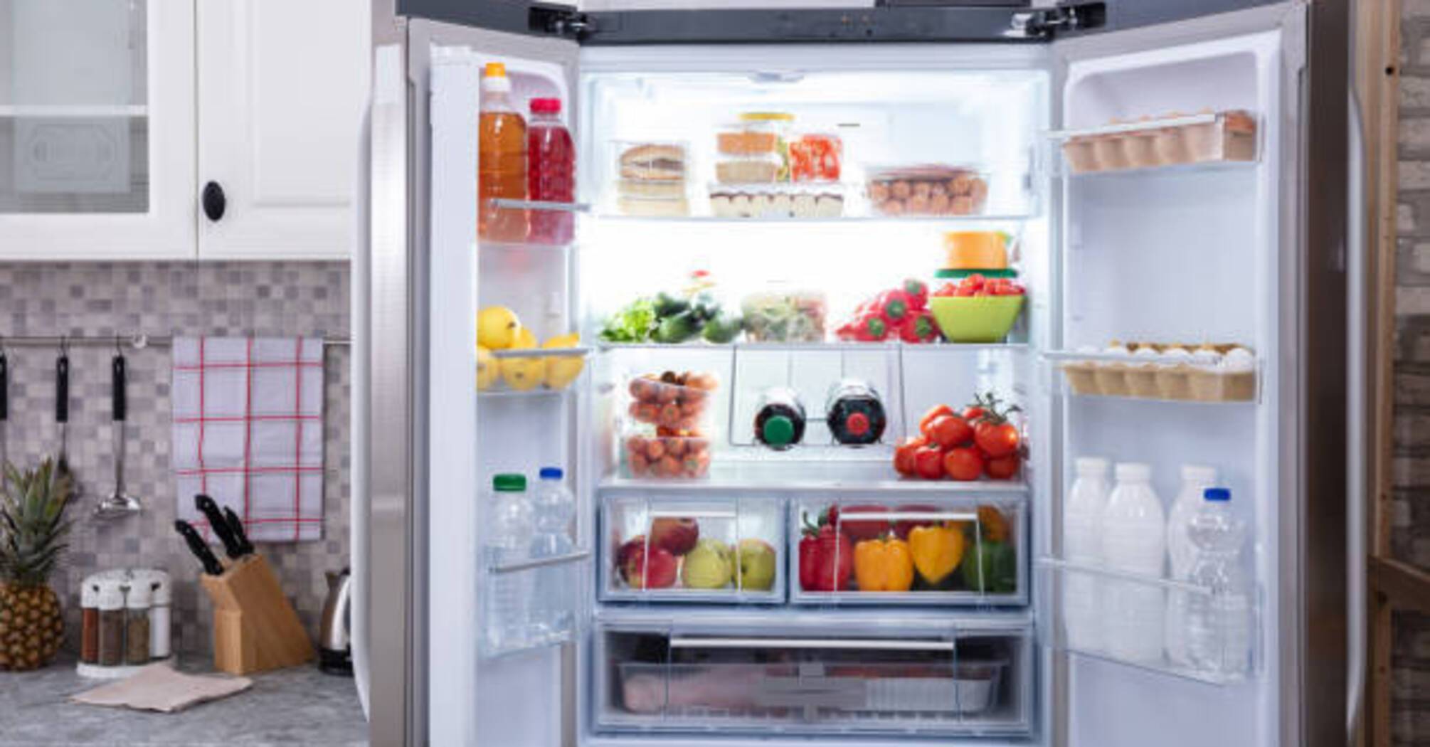 Effective ways to keep a fresh smell in the fridge