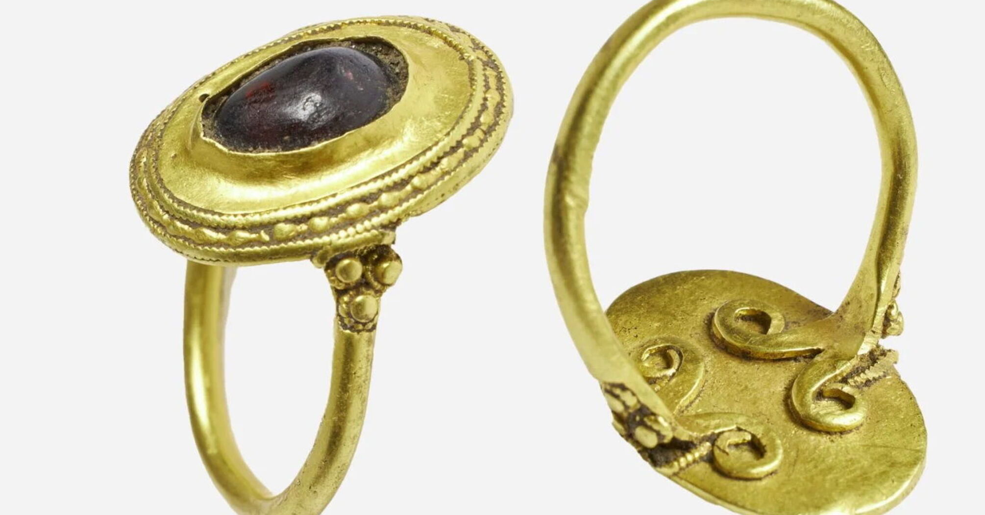 A 500-year-old gold ring found in Denmark: it belonged to a representative of the Merovingian dynasty