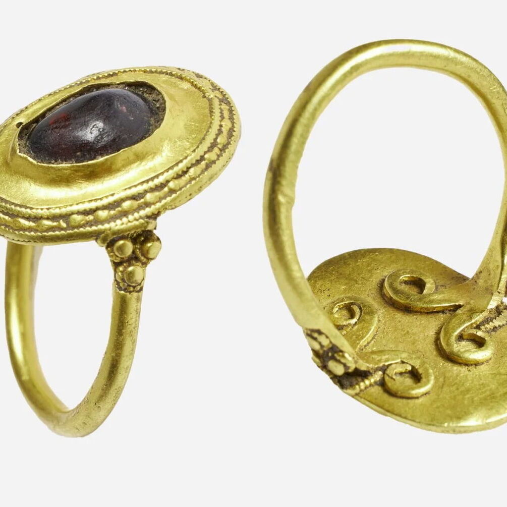 500-letni złoty pierścień znaleziony w Danii: należał do przedstawiciela dynastii Merowingów