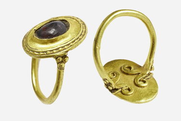 500-letni złoty pierścień znaleziony w Danii: należał do przedstawiciela dynastii Merowingów