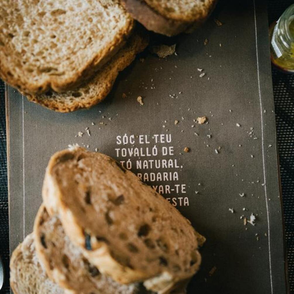 Прикмети про хлібні крихти: чому їх не можна прибирати зі столу руками