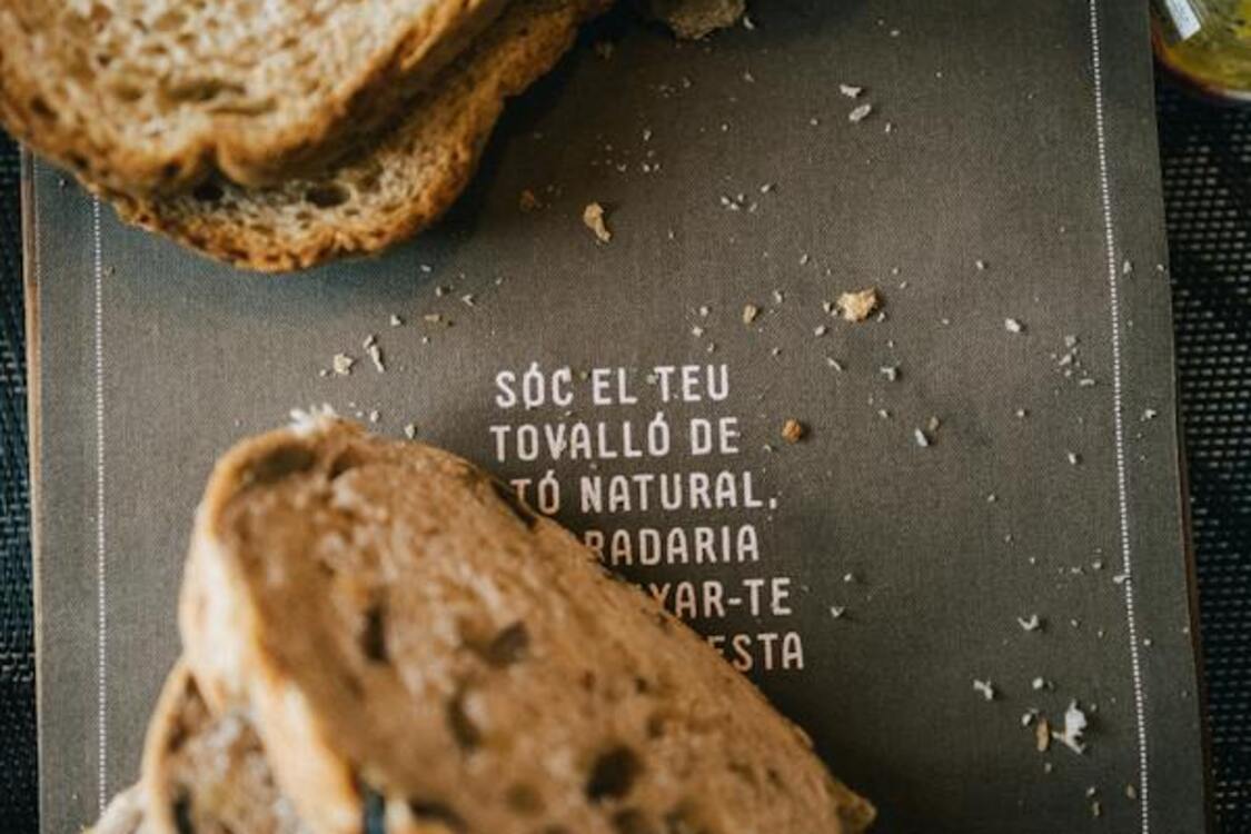 Приметы о хлебных крошках: почему их нельзя убирать со стола руками