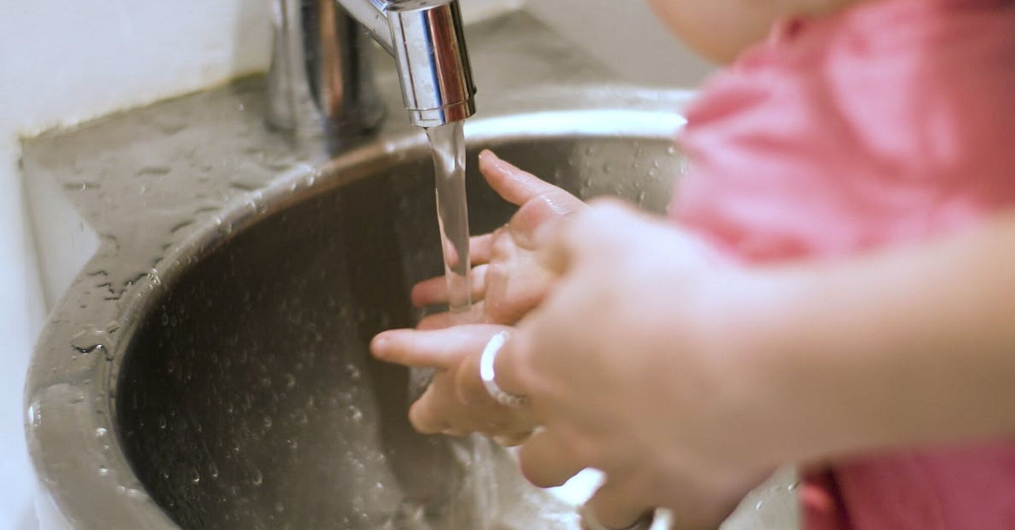 Ученые раскрыли простой трюк для уменьшения количества микропластика в водопроводной воде