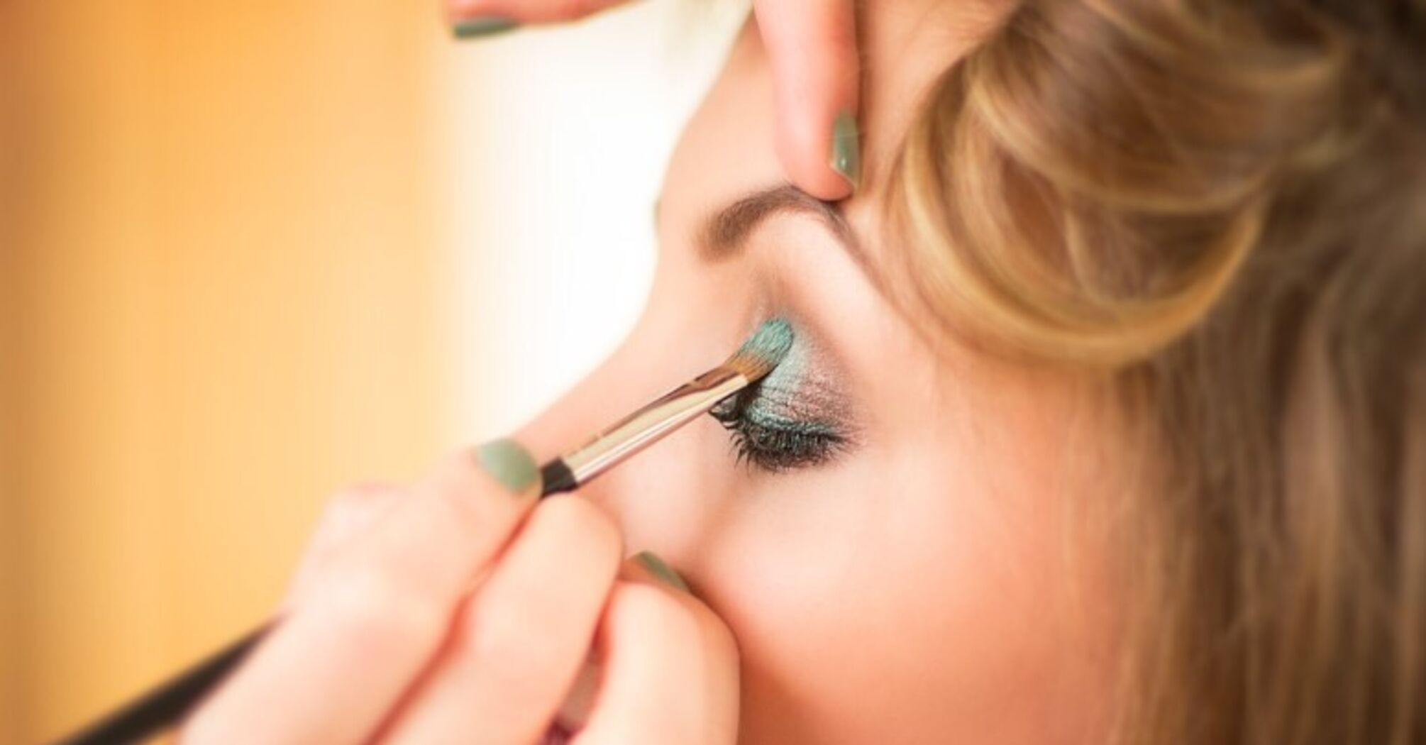 Как сделать дорогой макияж глаз с помощью нескольких продуктов