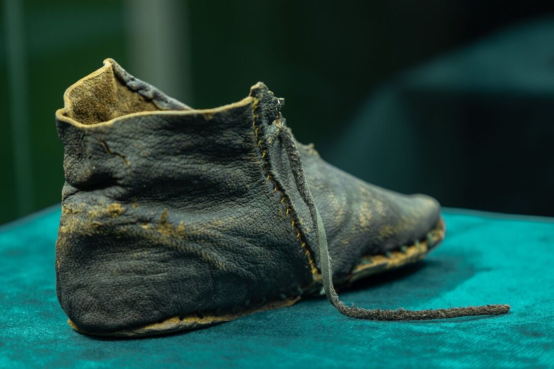 Археологи нашли в Польше средневековый артефакт: теперь известно, какую обувь в старину носили дети (фото)
