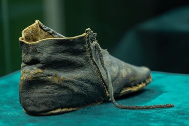 Археологи знайшли у Польщі середньовічний артефакт: тепер відомо, яке взуття у давнину носили діти (фото)