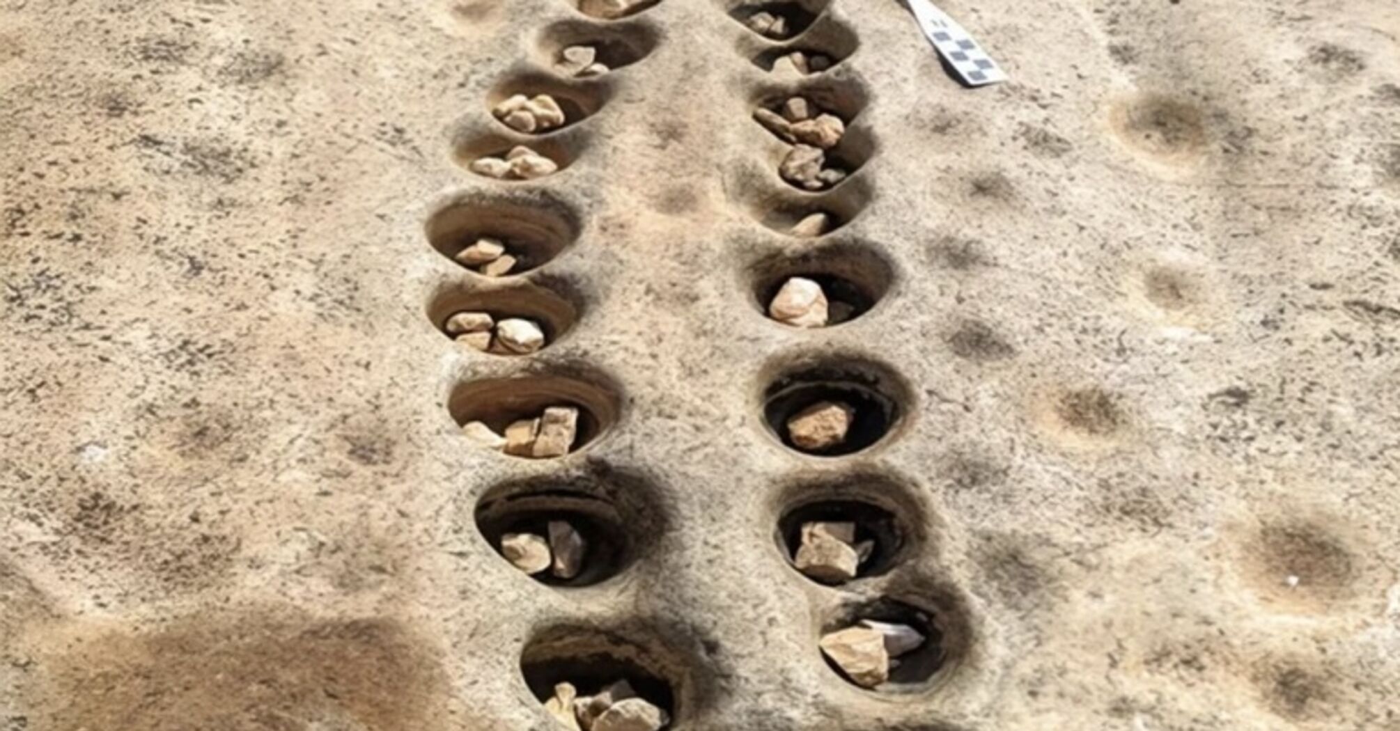 В Кенії знайшли висічені в скелі ігрові дошки віком 5000 років 