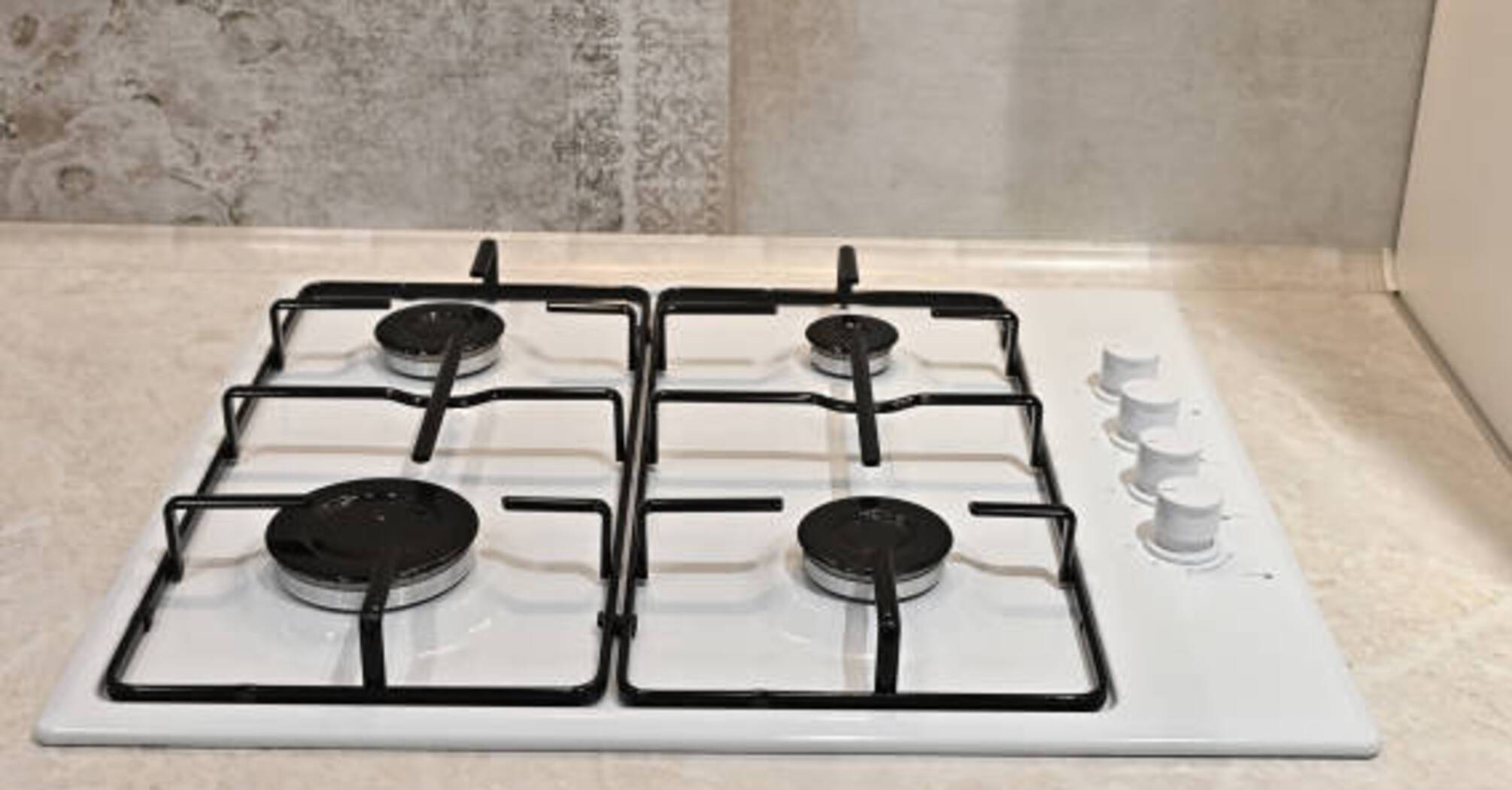 How to remove stubborn grease and soot from the gas stove grate: 5 effective tips