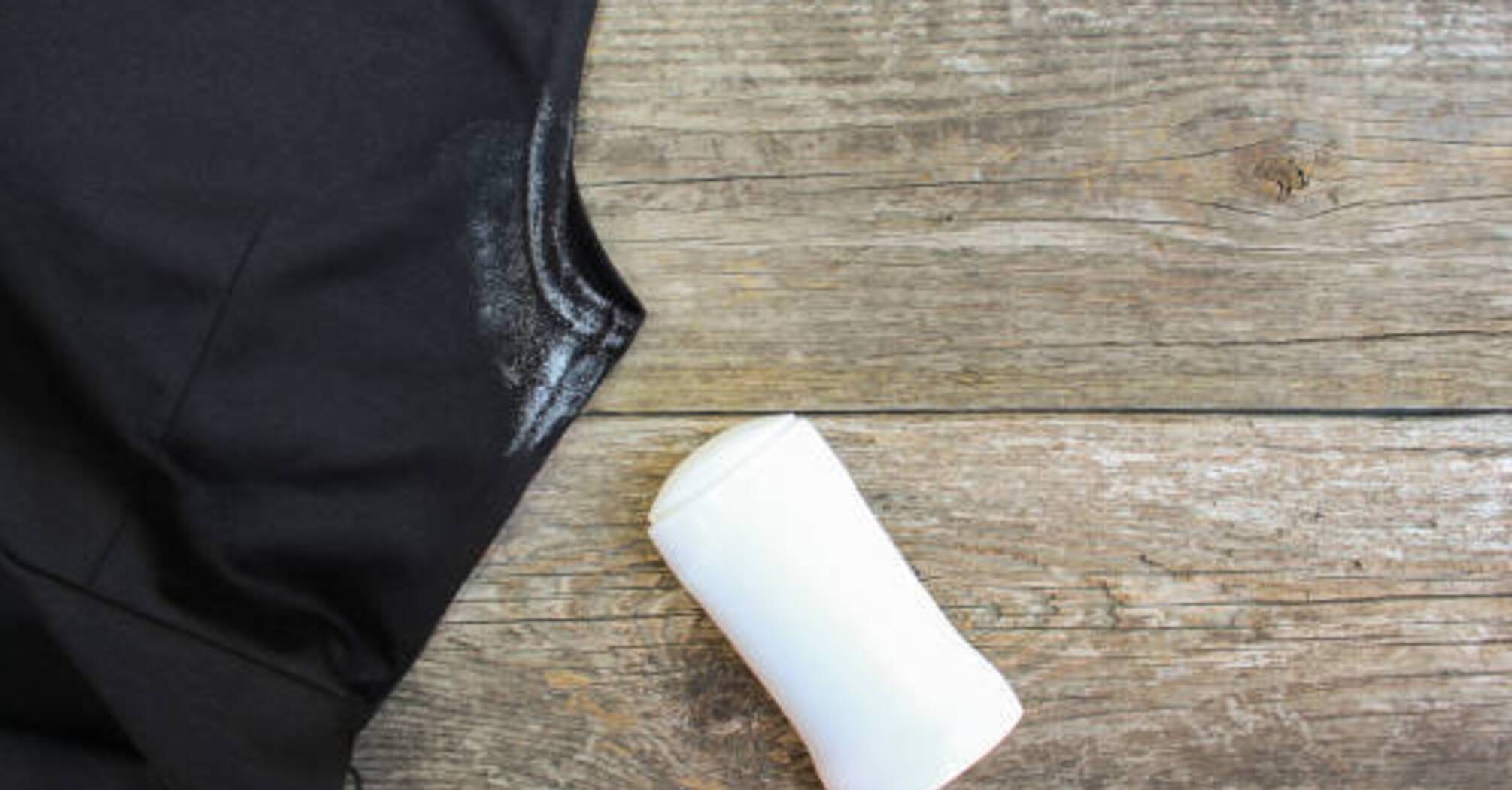 Как удалить пятна от дезодоранта на одежде: 3 эффективных лайфхака