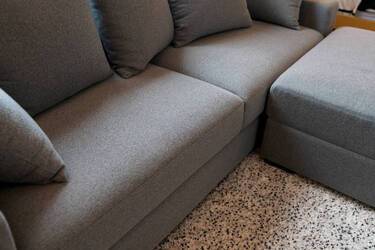 Мікровельвет для оббивки диванів: чи варто обирати такий матеріал