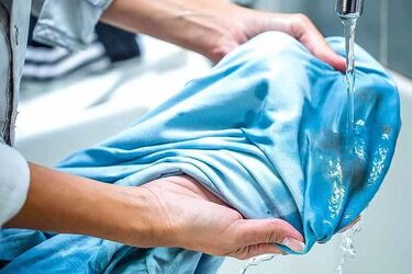 Пятна на одежде после ремонта авто: какие средства помогут избавиться от неприятностей