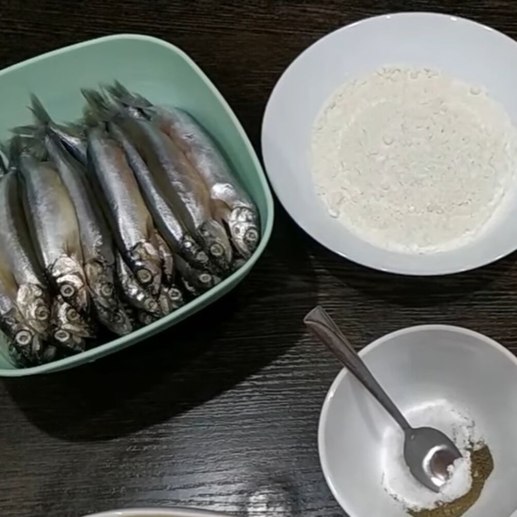 Fried capelin without smell and fat splashes in 5 minutes: an easy recipe