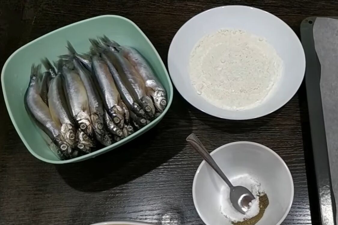 Fried capelin without smell and fat splashes in 5 minutes: an easy recipe