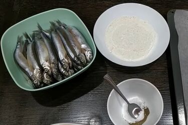 Fried capelin without smell and fat splashes in 5 minutes: an easy recipe