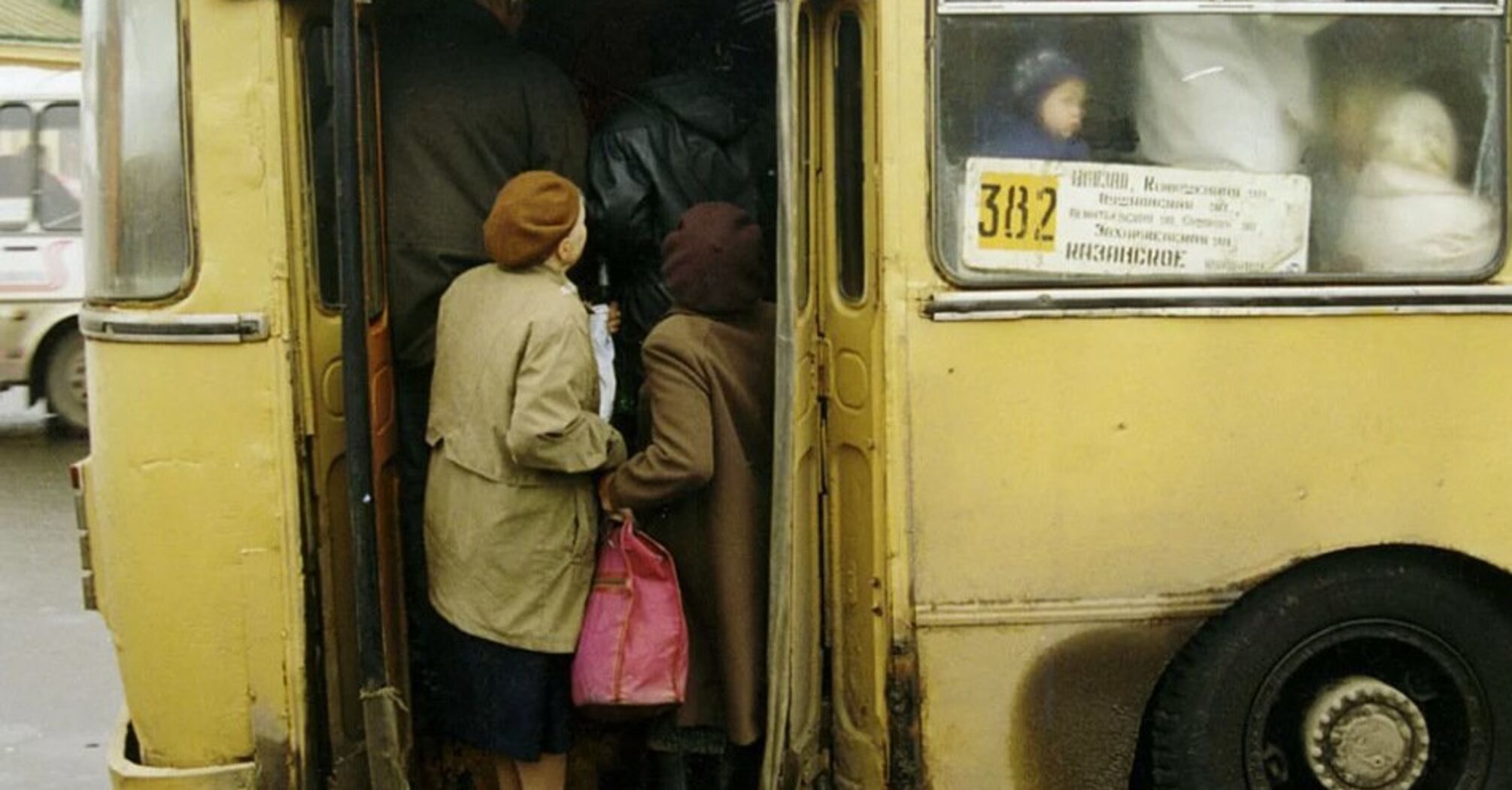Убогий радянський громадський транспорт: як люди билися за місце у трамваї