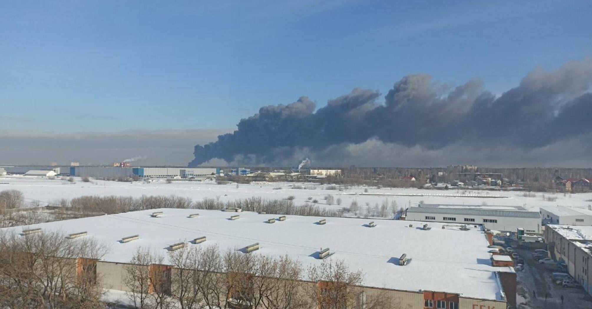 Все в черном дыму: в москве произошел огромный пожар. Видео с места