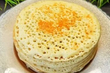 Як приготувати ідеальні повітряні млинці на кефірі: рецепт