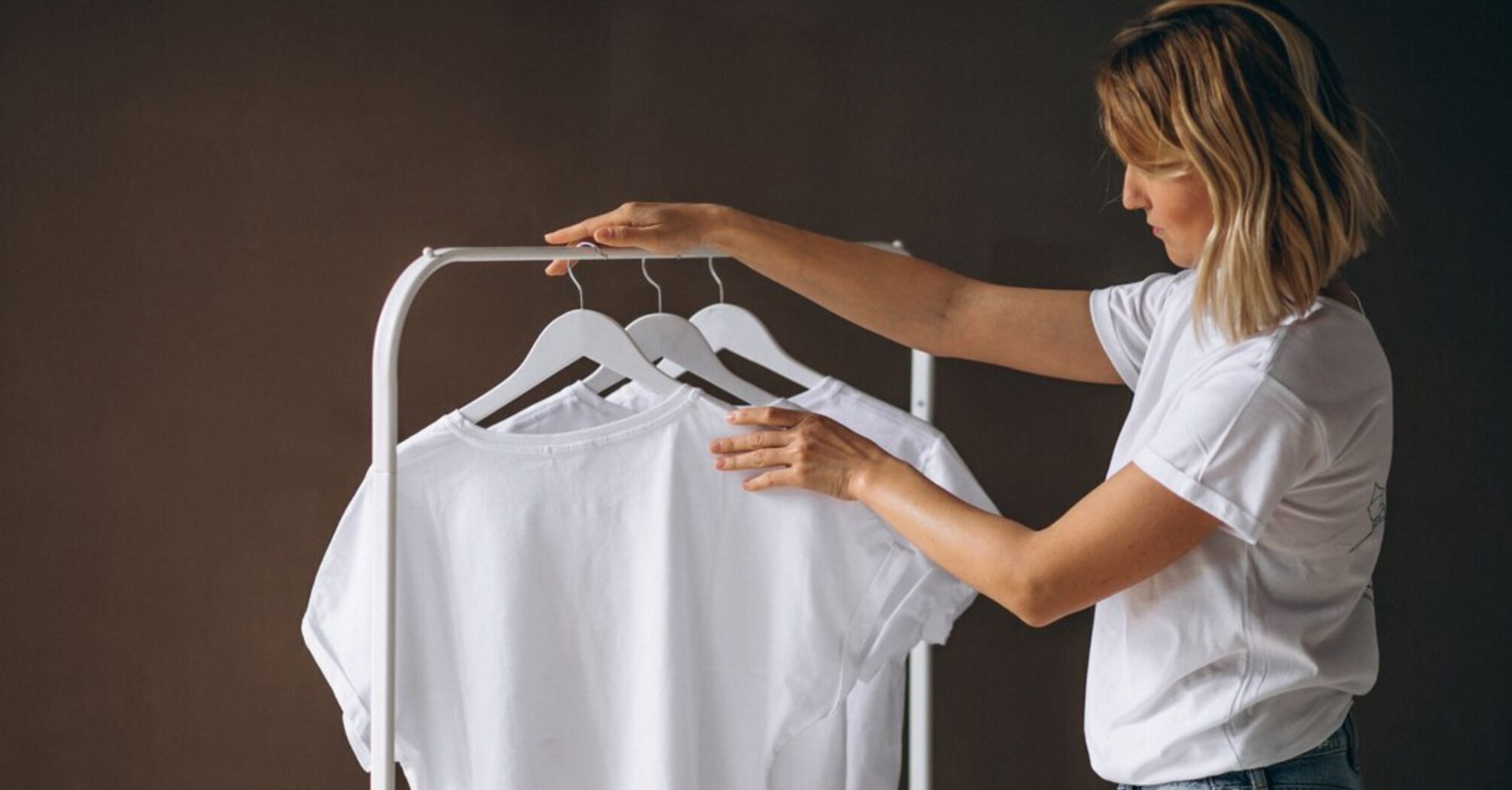 Jak szybko usunąć ślady podkładu z ubrań: 4 skuteczne sposoby