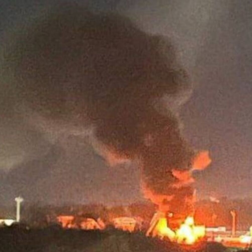 Масштабный ночной удар беспилотников по рф: взрывы раздавались в семи областях, в двух попали в нефтебазу