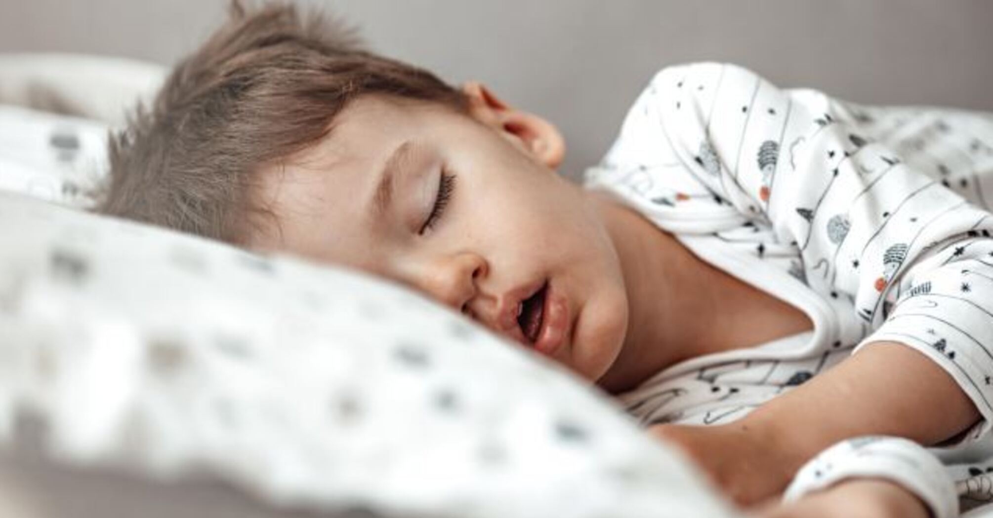 Чому батьки кладуть ножиці під ліжко своєї дитини: народні прикмети та забобони