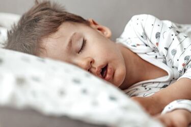 Чому батьки кладуть ножиці під ліжко своєї дитини: народні прикмети та забобони