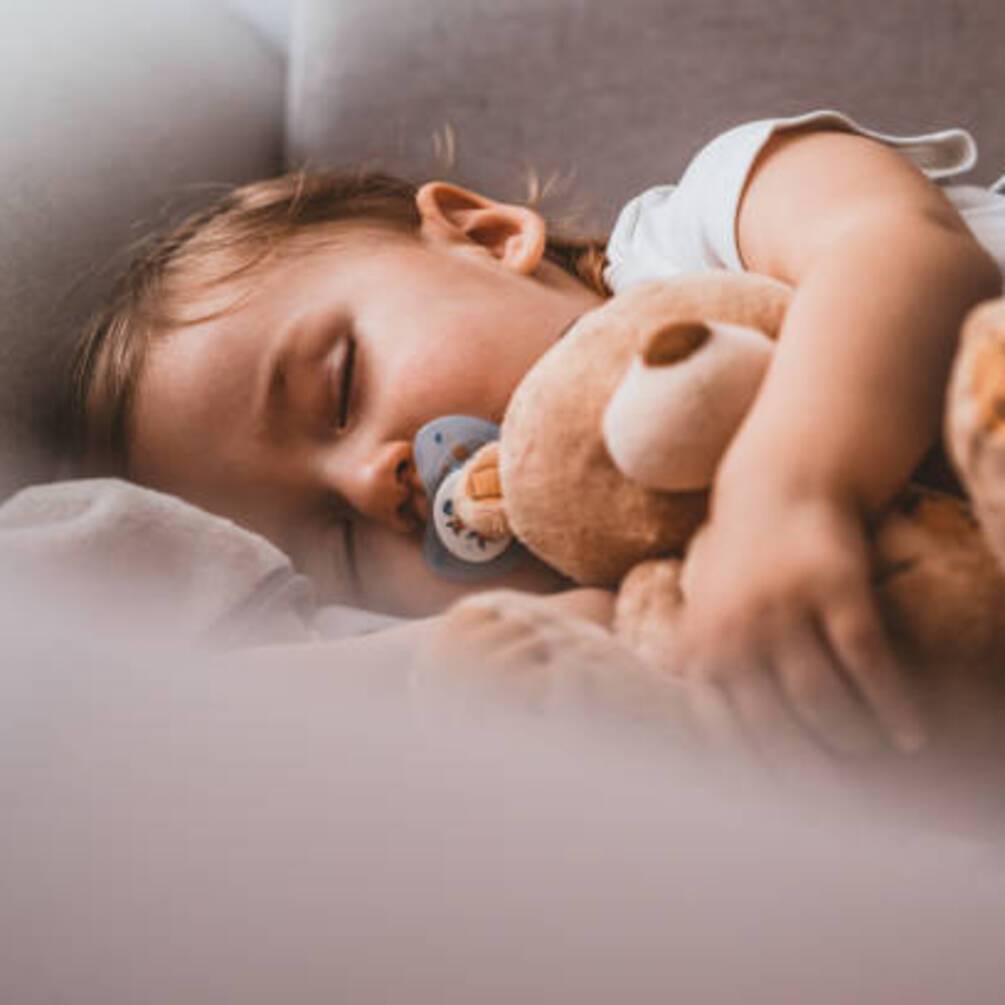 Дерев'яне ліжко чи ліжко-манеж для дитини: проблеми, які можуть виникнути при виборі 