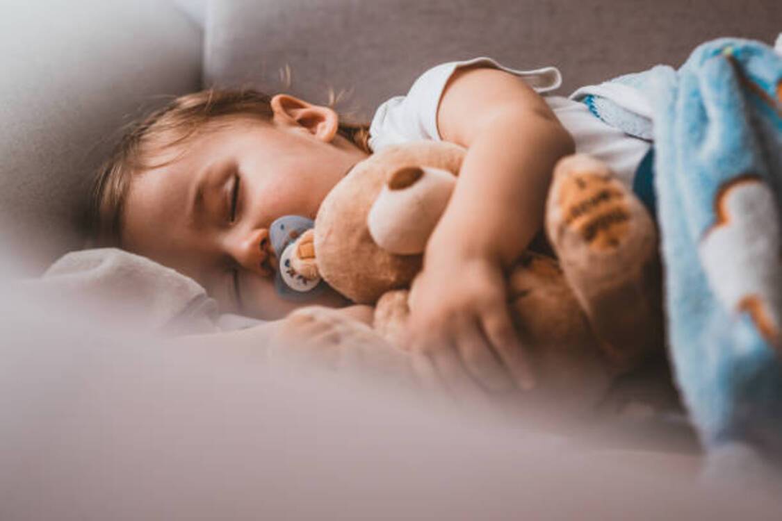 Дерев'яне ліжко чи ліжко-манеж для дитини: проблеми, які можуть виникнути при виборі 