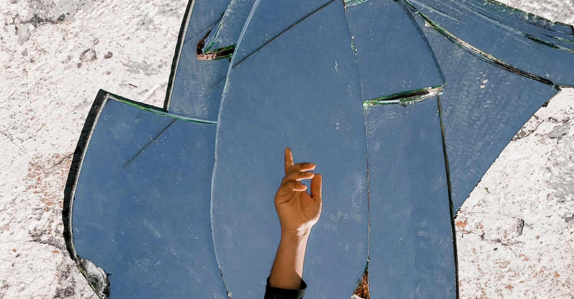 Разбитое зеркало: магия или просто миф