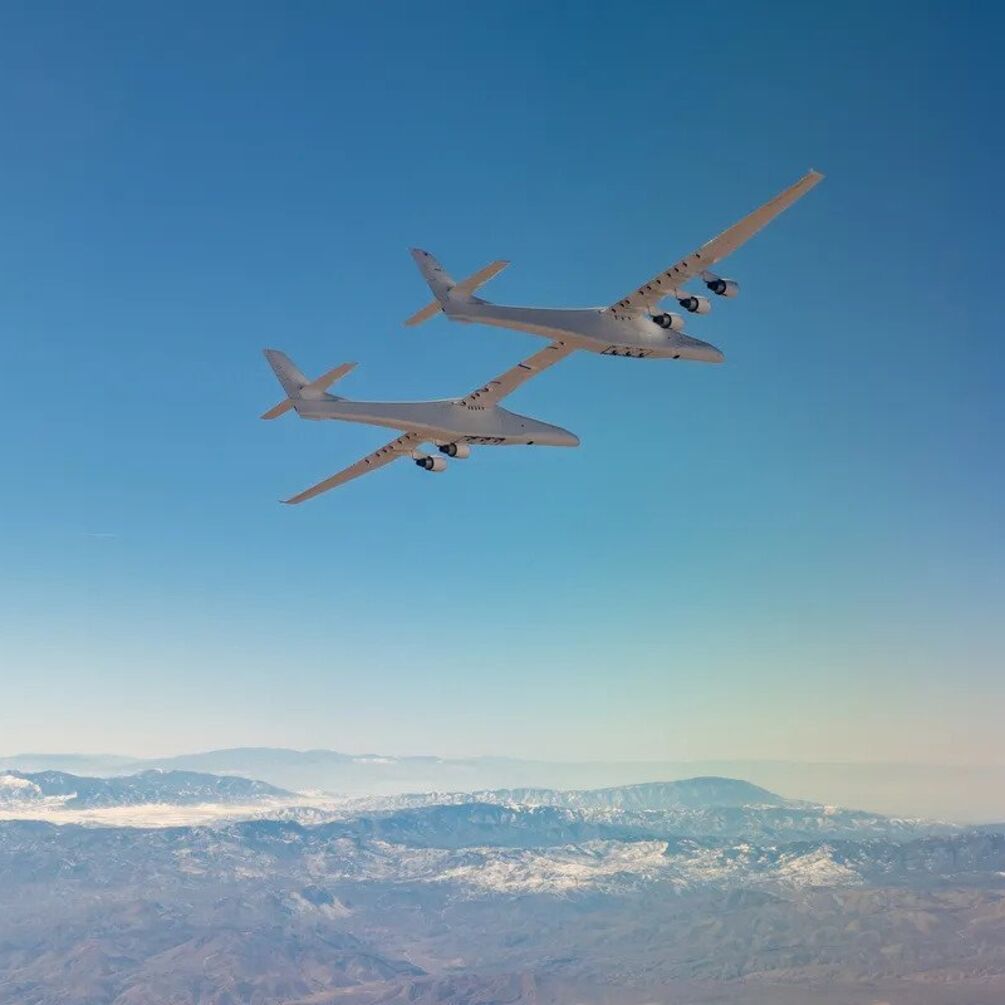 Самый большой в мире самолет с размахом крыльев 117 метров совершил исторический полет (видео)