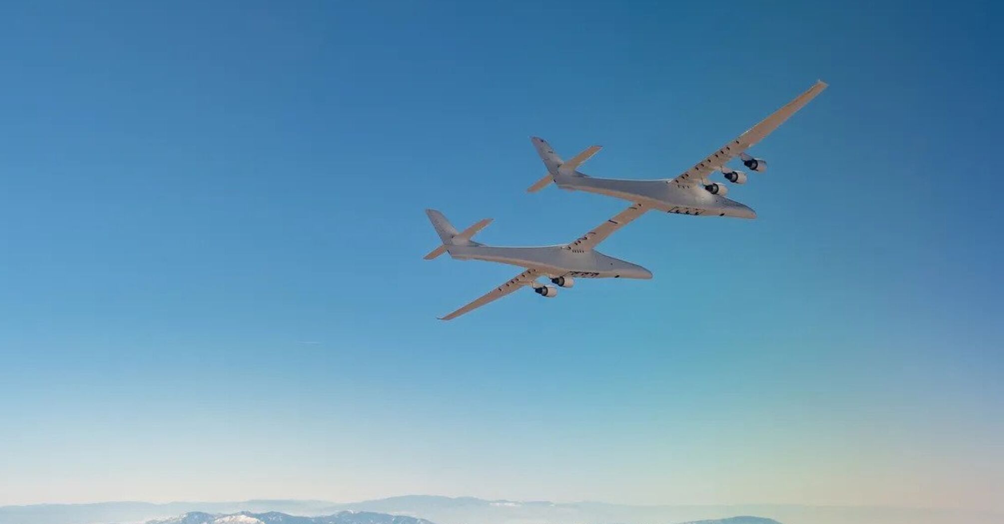 Найбільший у світі літак з розмахом крил 117 метрів здійснив історичний політ (відео)