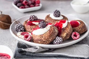 Пройти повз неможливо: рецепт шоколадних сирників, що готуються дуже просто