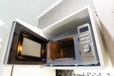 Знадобиться лише один інгредієнт: дешевий спосіб позбутися жиру в мікрохвильовці