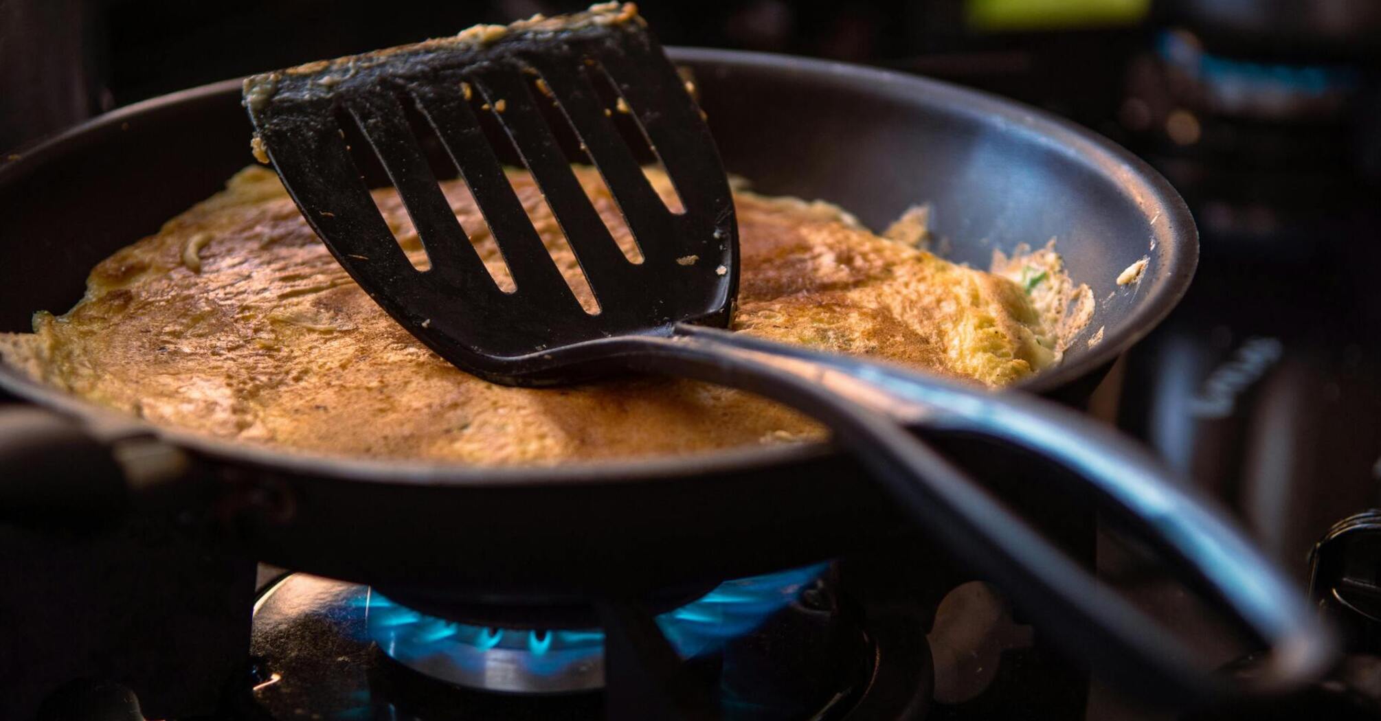 Що робити, якщо їжа прилипає до сковорідки: три корисних лайфхаки