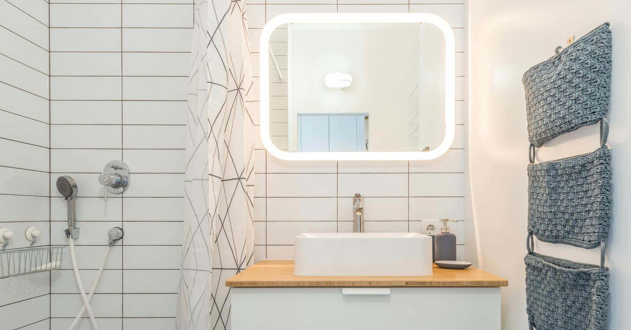 Рассматриваем преимущества и недостатки мозаичной плитки в ванной комнате
