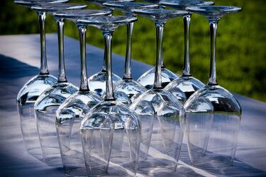 Restore crystal shine: simple tips for cleaning cloudy glasses