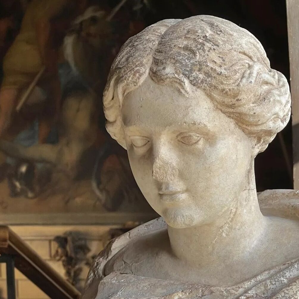 Archaeologists find noseless head of 'beautiful Roman woman' in Britain (photo)