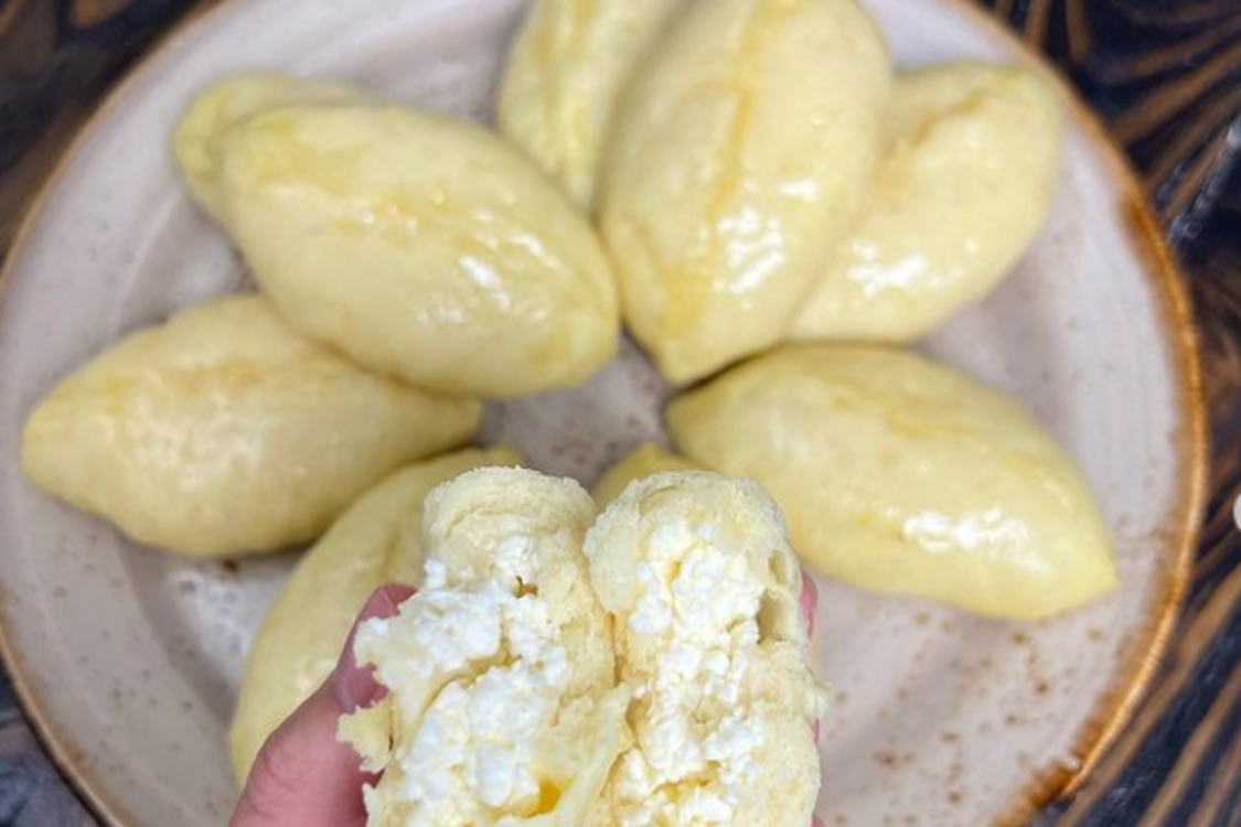 Українські традиції: парові вареники з сиром