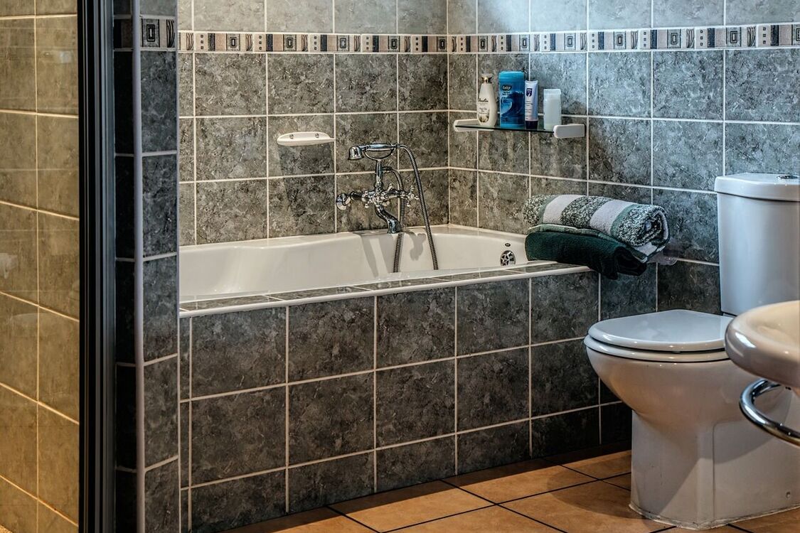 Прощавай, вапняний наліт: як ефективно очистити поверхні у ванній кімнаті за допомогою спеціальної суміші