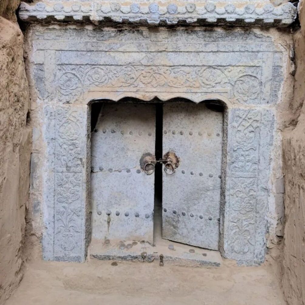A well-preserved Ming tomb with unique objects found in China (photo)