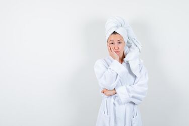 Чи можна лягати спати з мокрою головою: потенційні наслідки, про які варто знати