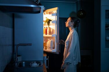 Лайфхак, що зекономить ваші кошти: що покласти в морозилку, щоб вона запрацювала як нова