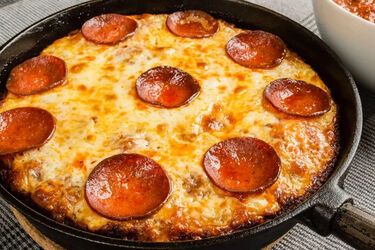 Для тех, кто не любит возиться с тестом: быстрый рецепт пиццы из картофеля на сковороде