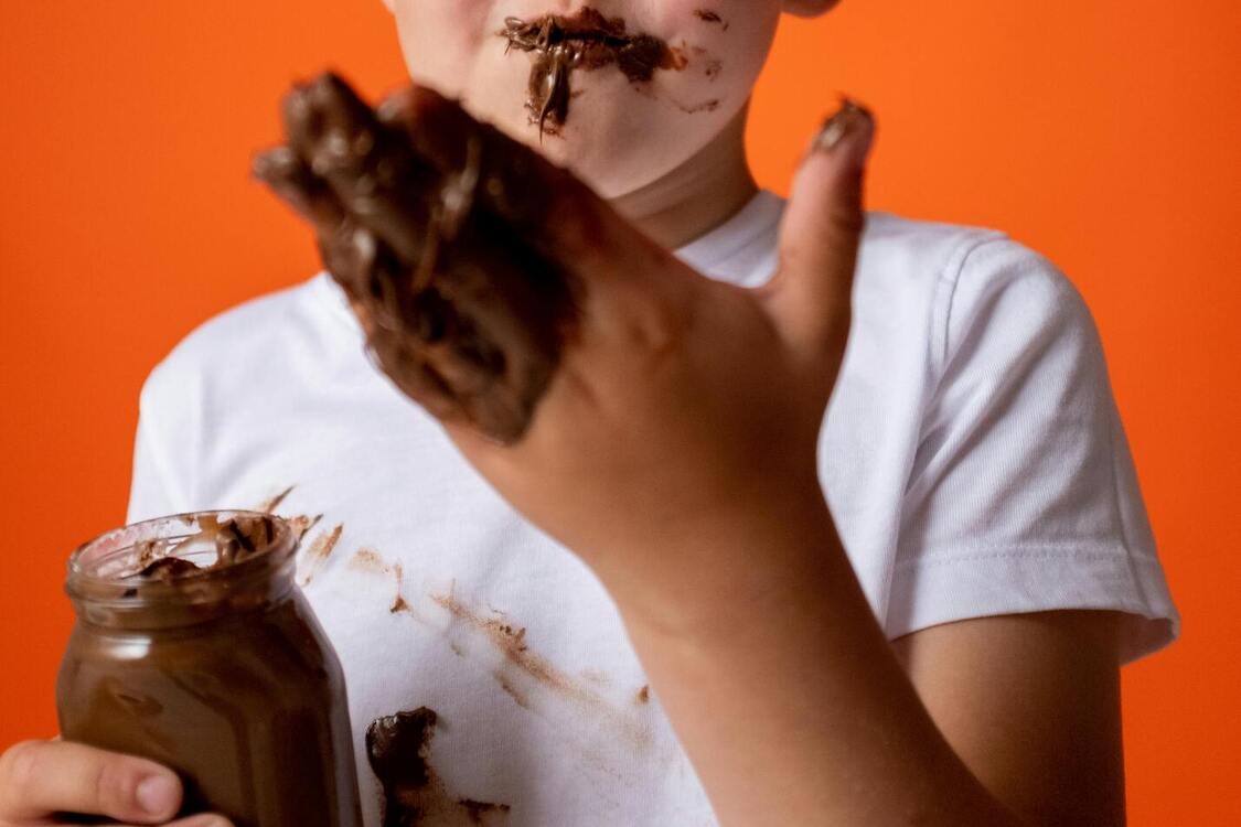 How to quickly and easily remove chocolate stains from clothes: effective tips