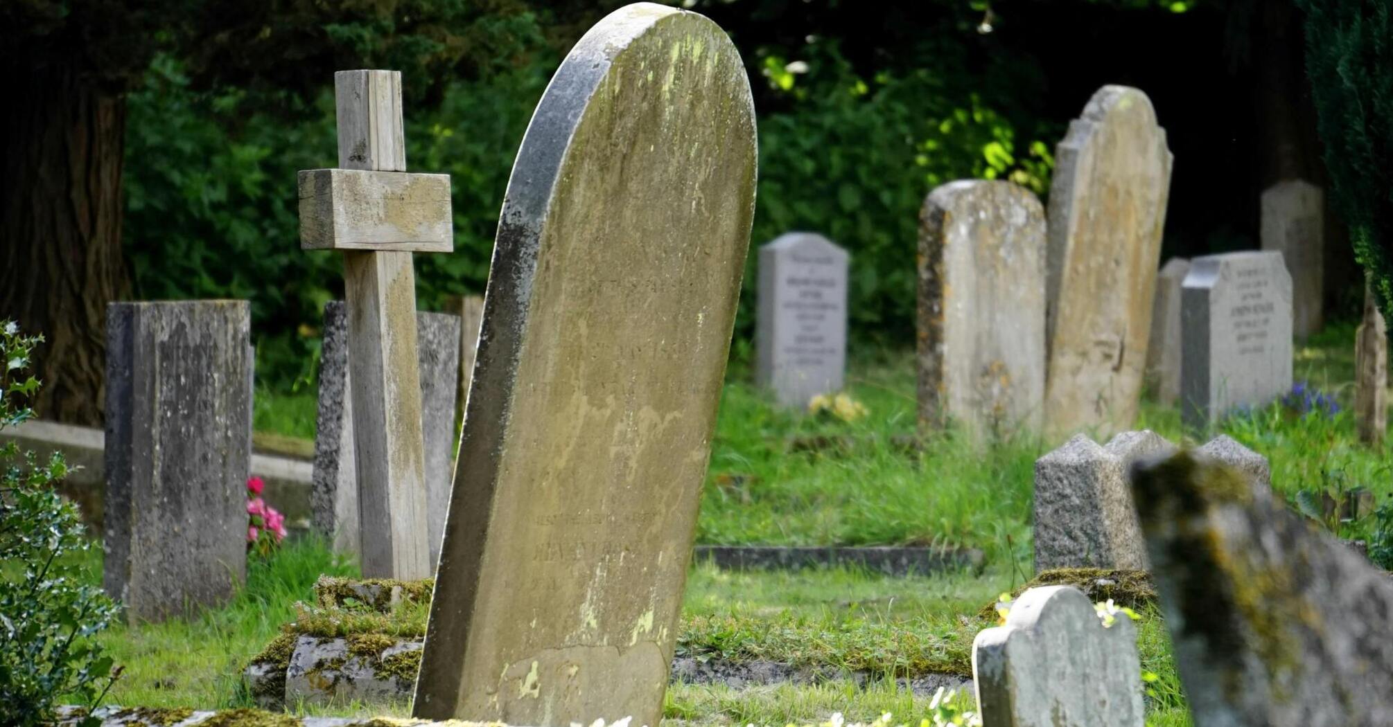 Как правильно вести себя на кладбище: 5 суровых запретов