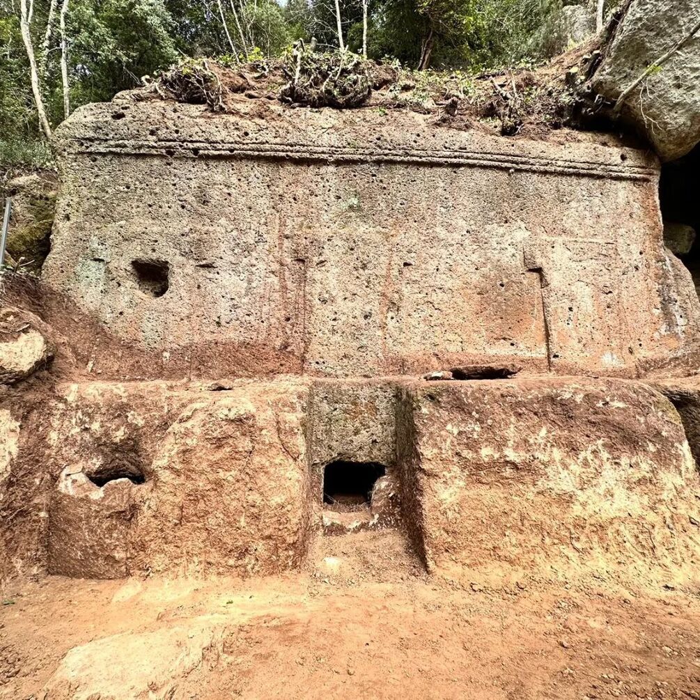 Археологи знайшли в Італії ідеально збережену гробницю 2500-річної давнини (фото)