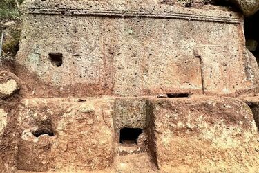 Archaeologists find a perfectly preserved 2500-year-old tomb in Italy (photo)
