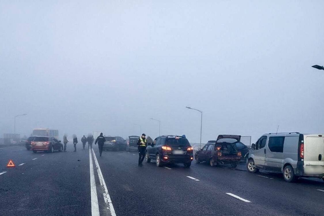 Сразу 27 автомобилей попали в ДТП во Львове на Скниловском мосту (фото и видео)