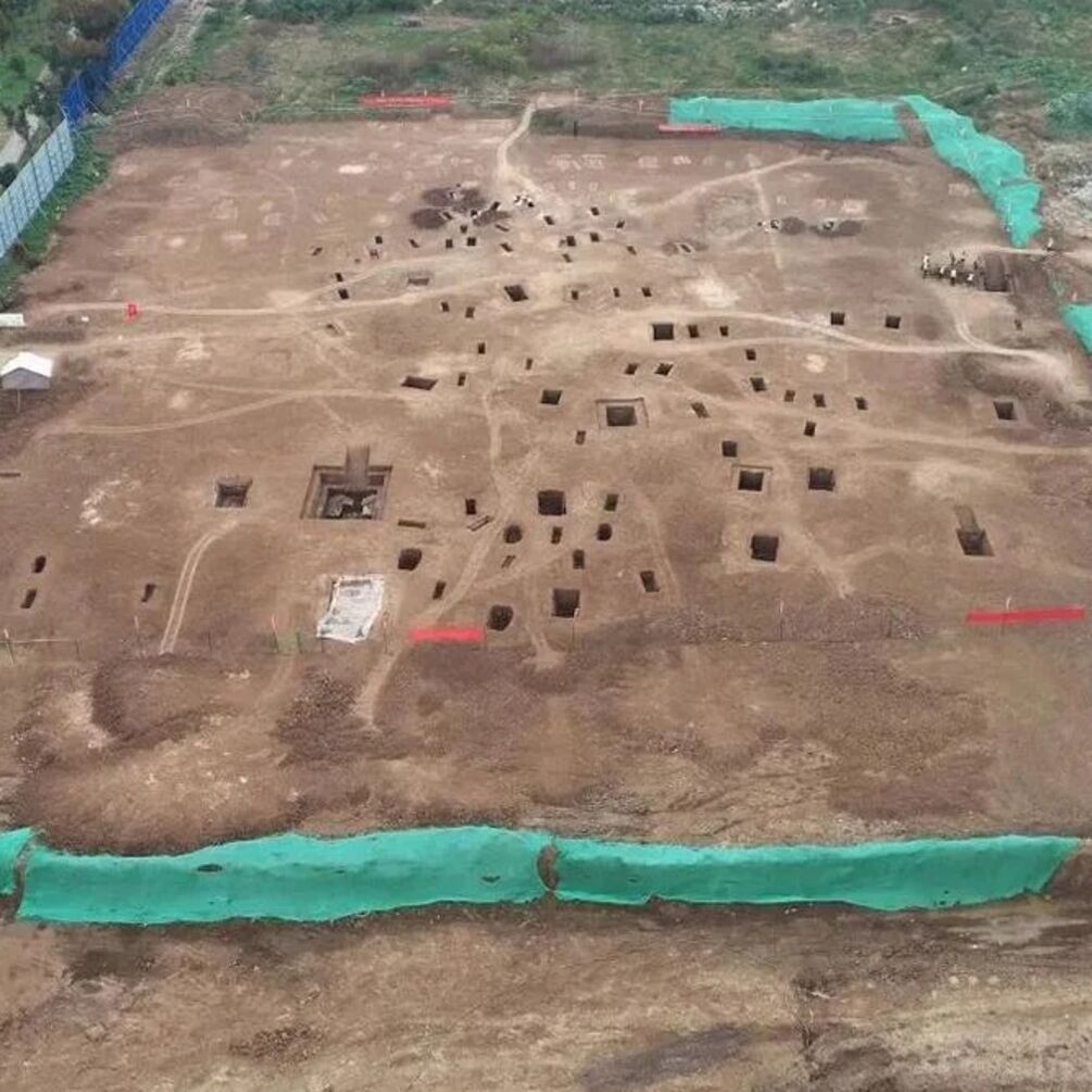 В Китае археологи обнаружили 174 гробницы 'периода воюющих государств', содержавших многочисленные артефакты (фото)