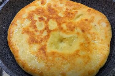 Знадобиться картопля та молоко: швидкий рецепт лінивих пиріжків, які не залишать байдужим