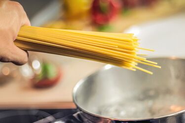 Это табу для итальянцев: почему нельзя ломать спагетти перед варкой